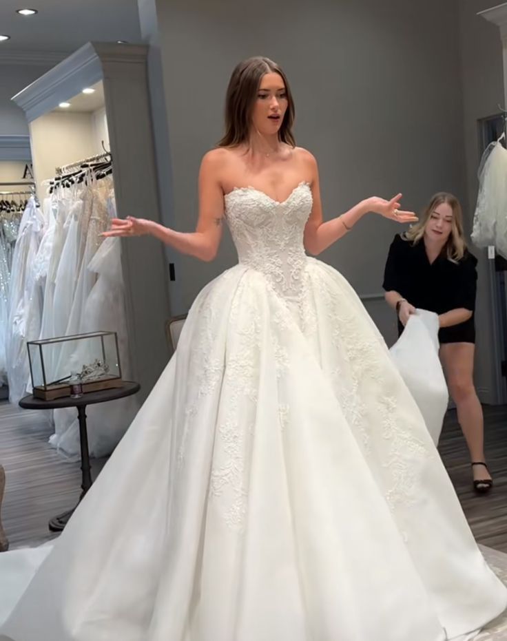 Elegant A-Line Lace Sweetheart Wedding Dress Floral Applique Bridal Gown