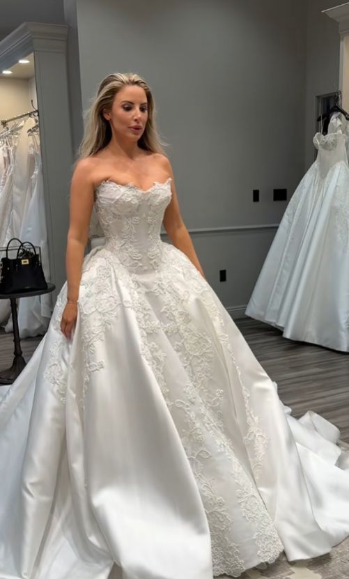 Elegant A-Line Lace Sweetheart Wedding Dress Floral Applique Bridal Gown