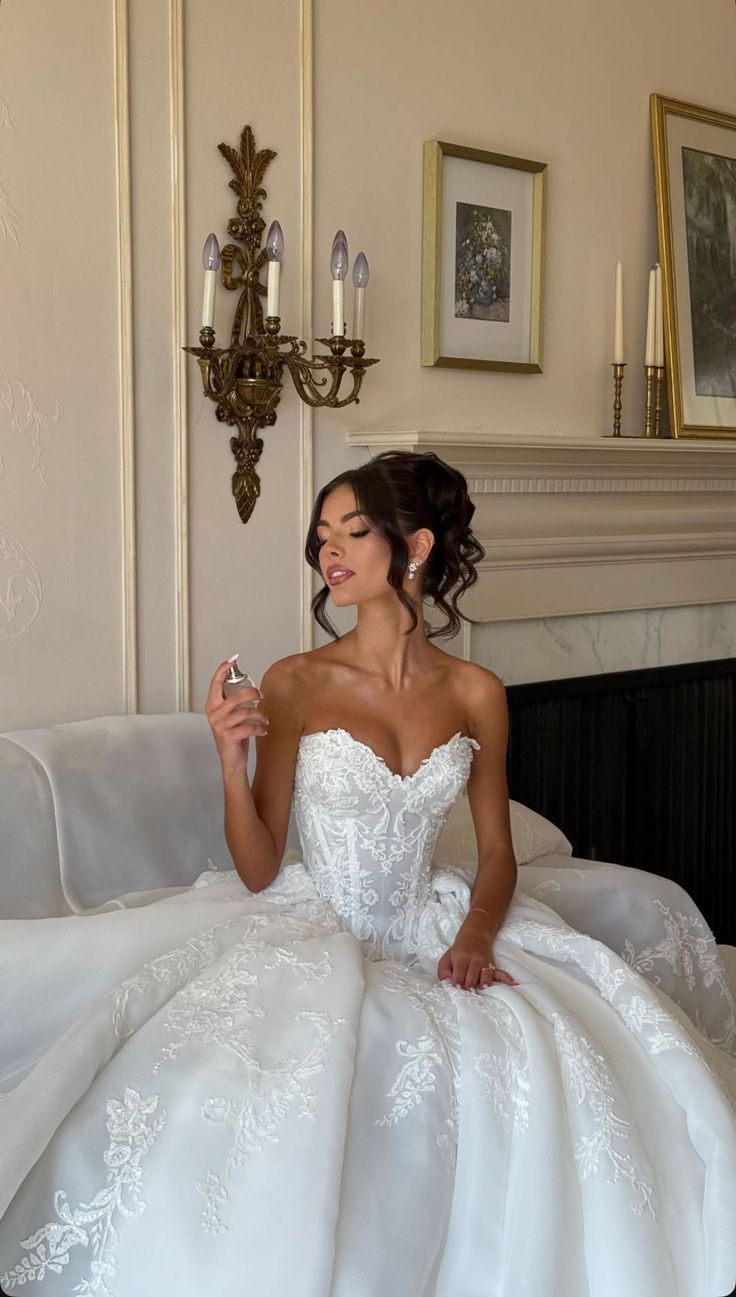 Elegant Lace Applique Sweetheart Wedding Dress A-Line Strapless Bridal Gown