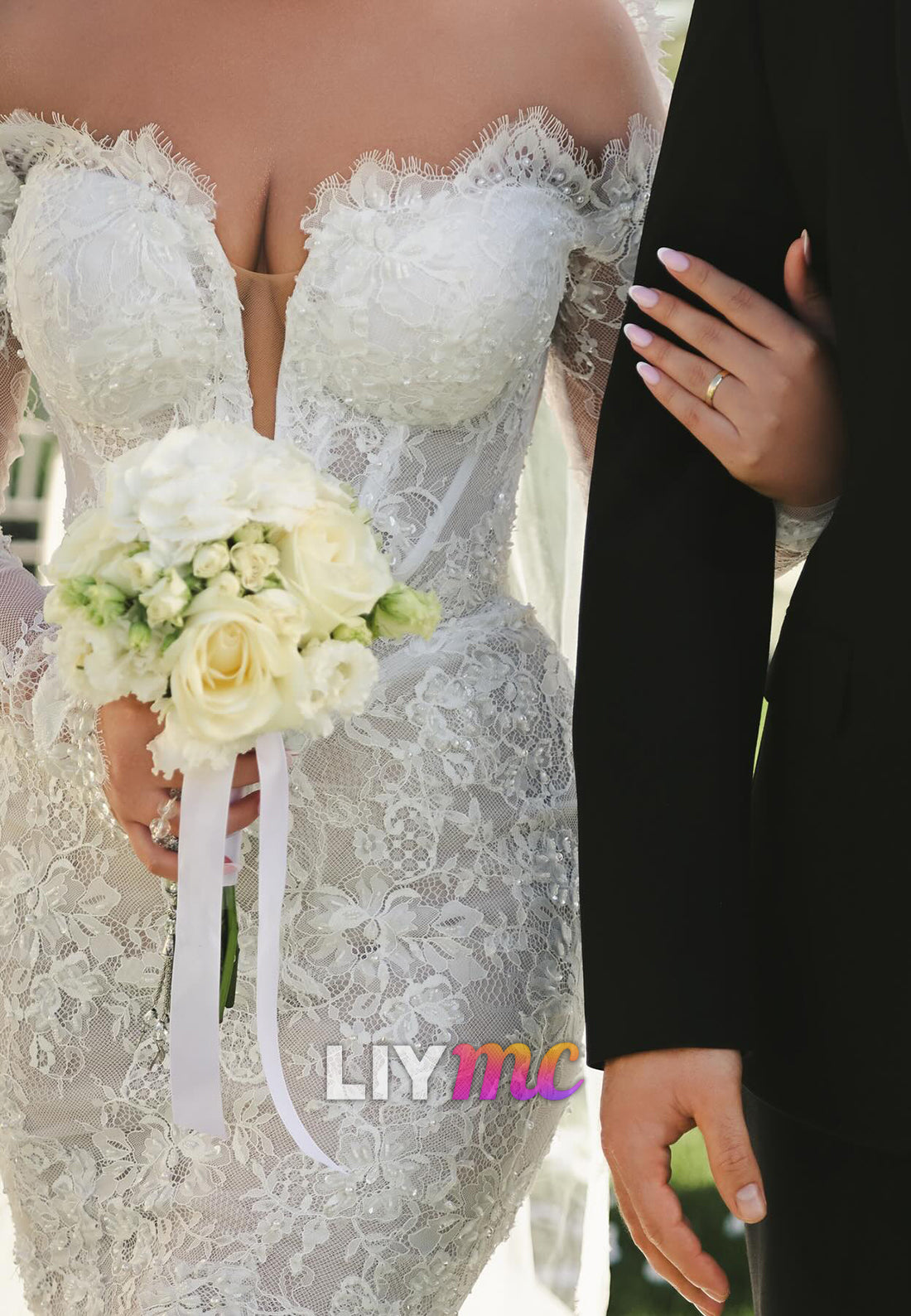 Mermaid V-Neck Long Sleeves Appliques Lace Wedding Dress