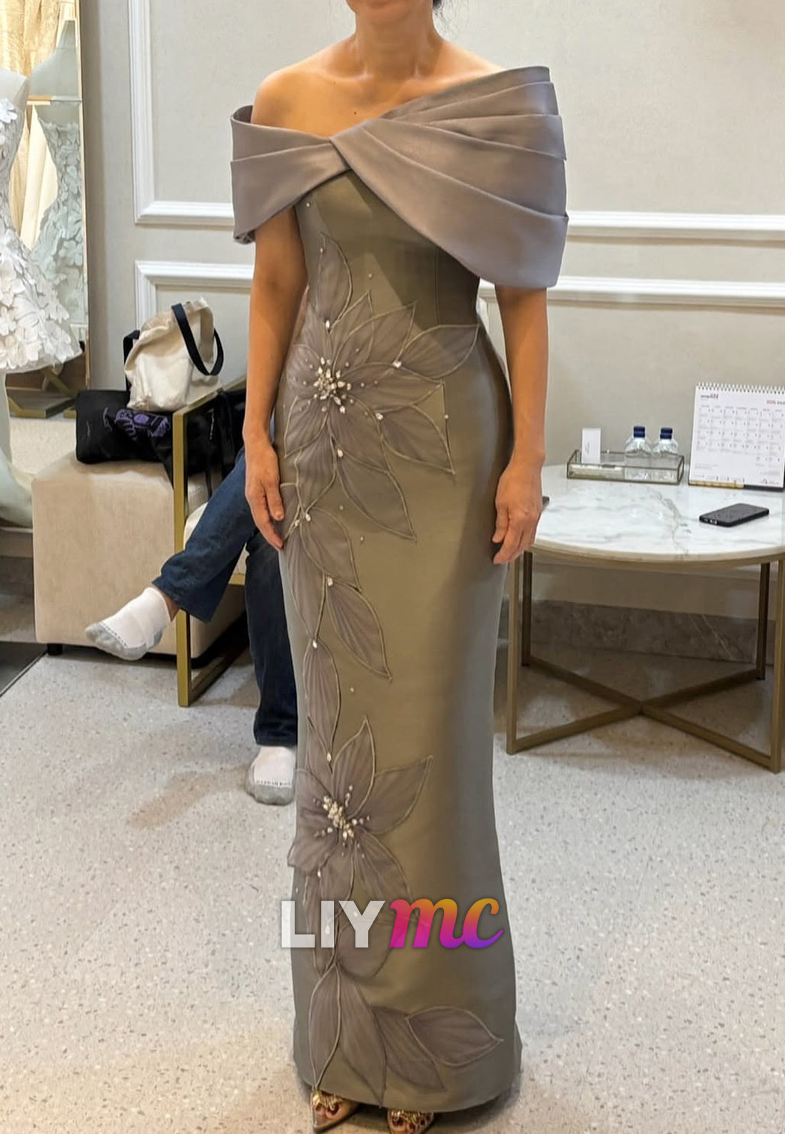 Off-Shoulder Appliques Sleeveless Sheath Satin Mother of Bride Dress