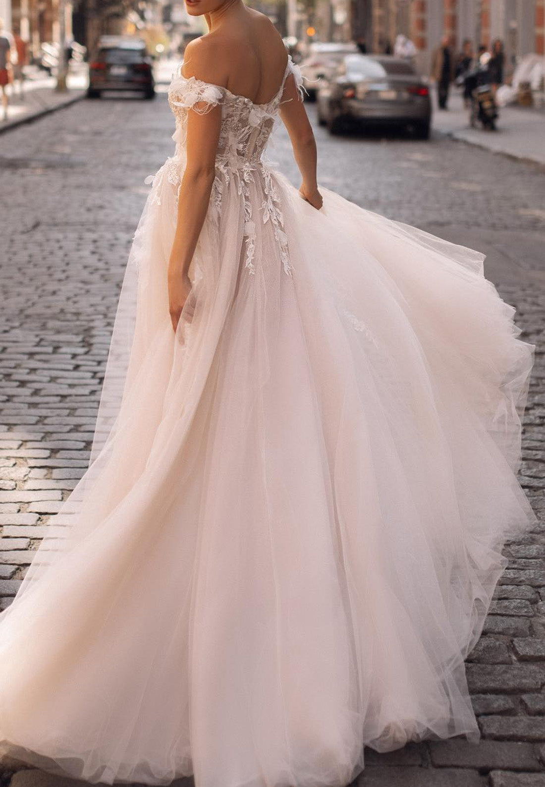 Off-Shoulder Strapless Appliques Appliques Tulle A-Line Wedding Dress