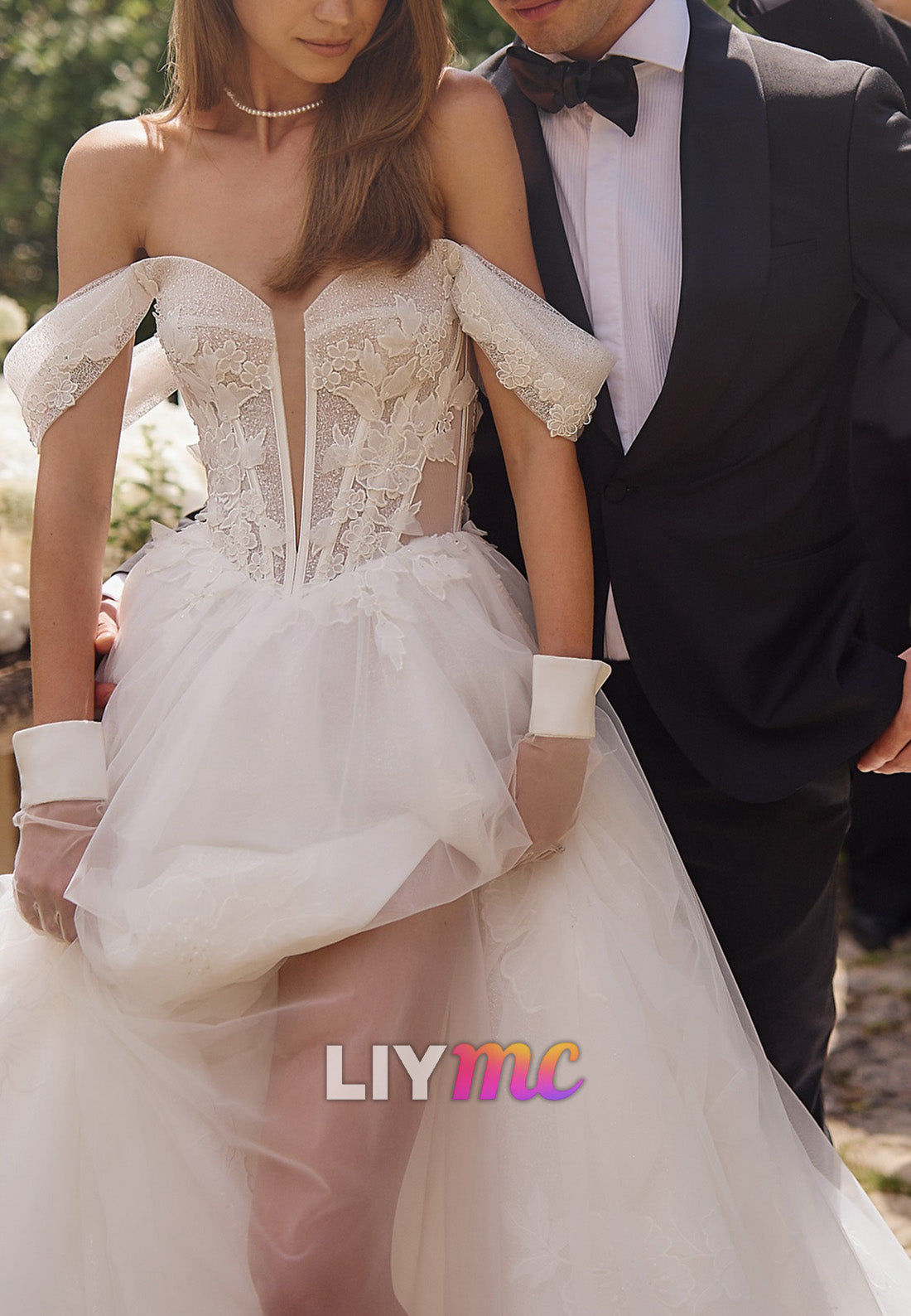 Off-Shoulder Sleeveless Appliques Tulle A-Line Wedding Dress