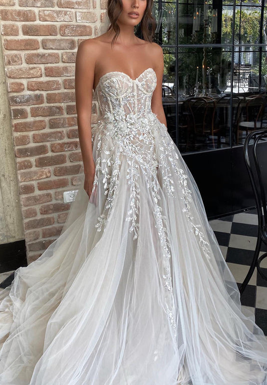 Sweetheart Strapless Appliques Tulle A-Line Beach Wedding Dress