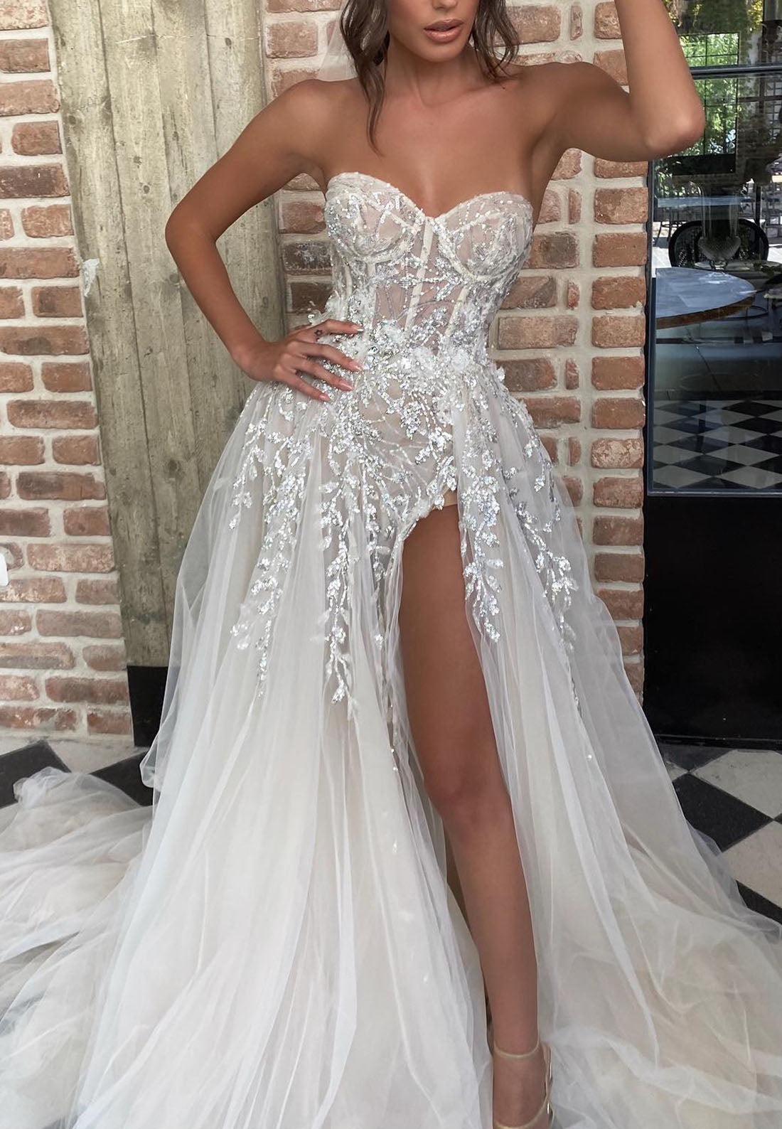 Sweetheart Strapless Appliques Tulle A-Line Beach Wedding Dress