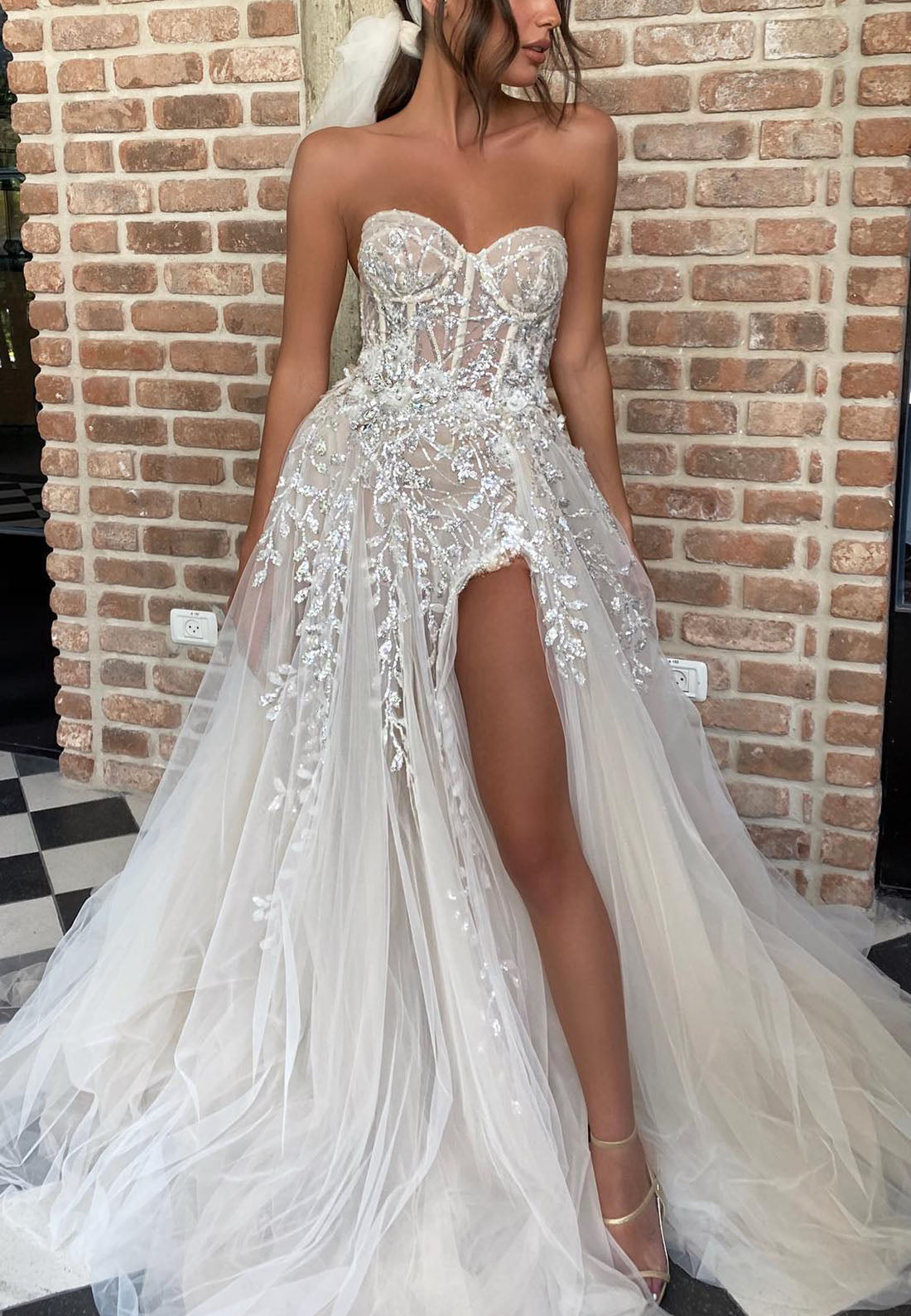 Sweetheart Strapless Appliques Tulle A-Line Beach Wedding Dress