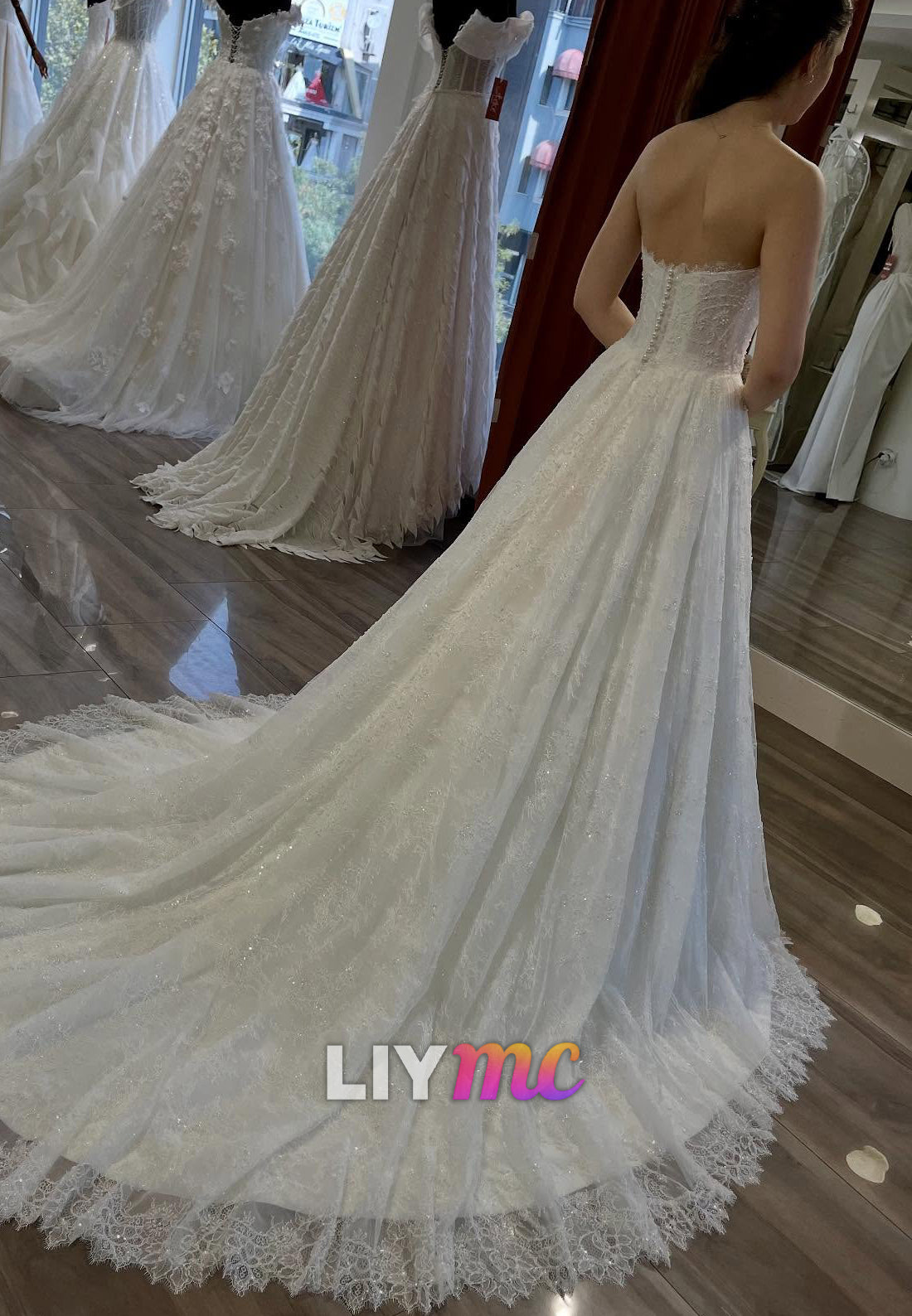 Straight Across Sleeveless Lace Appliques A-Line Wedding Dress