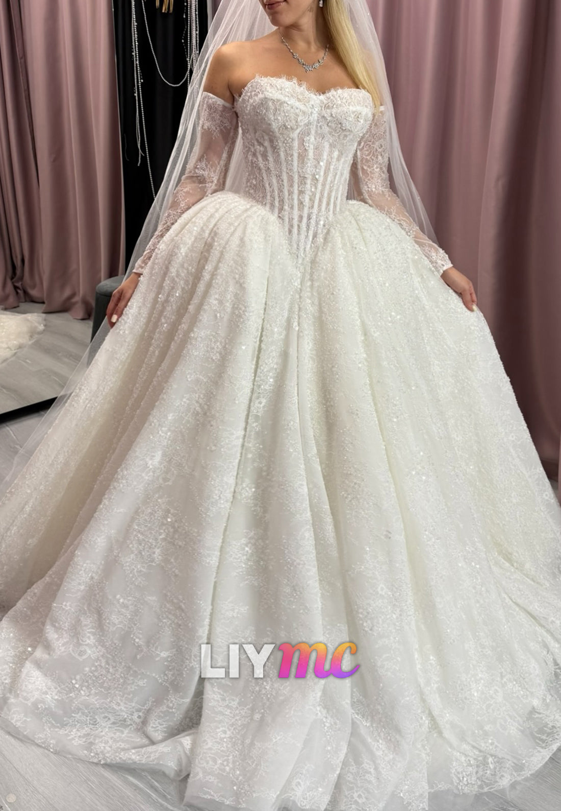 Sweetheart Sleeveless Lace Appliques Pleated A-Line Wedding Dress