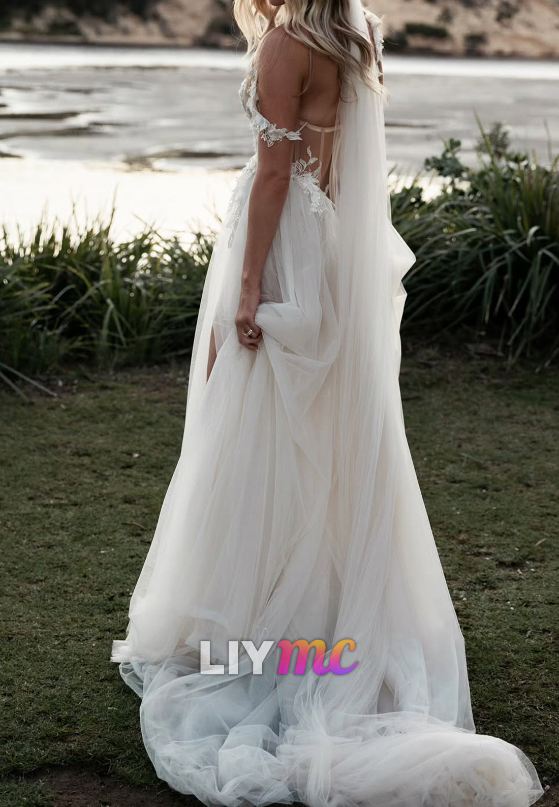 Sweetheart Spaghetti Straps Tulle Appliques A-Line Wedding Dress