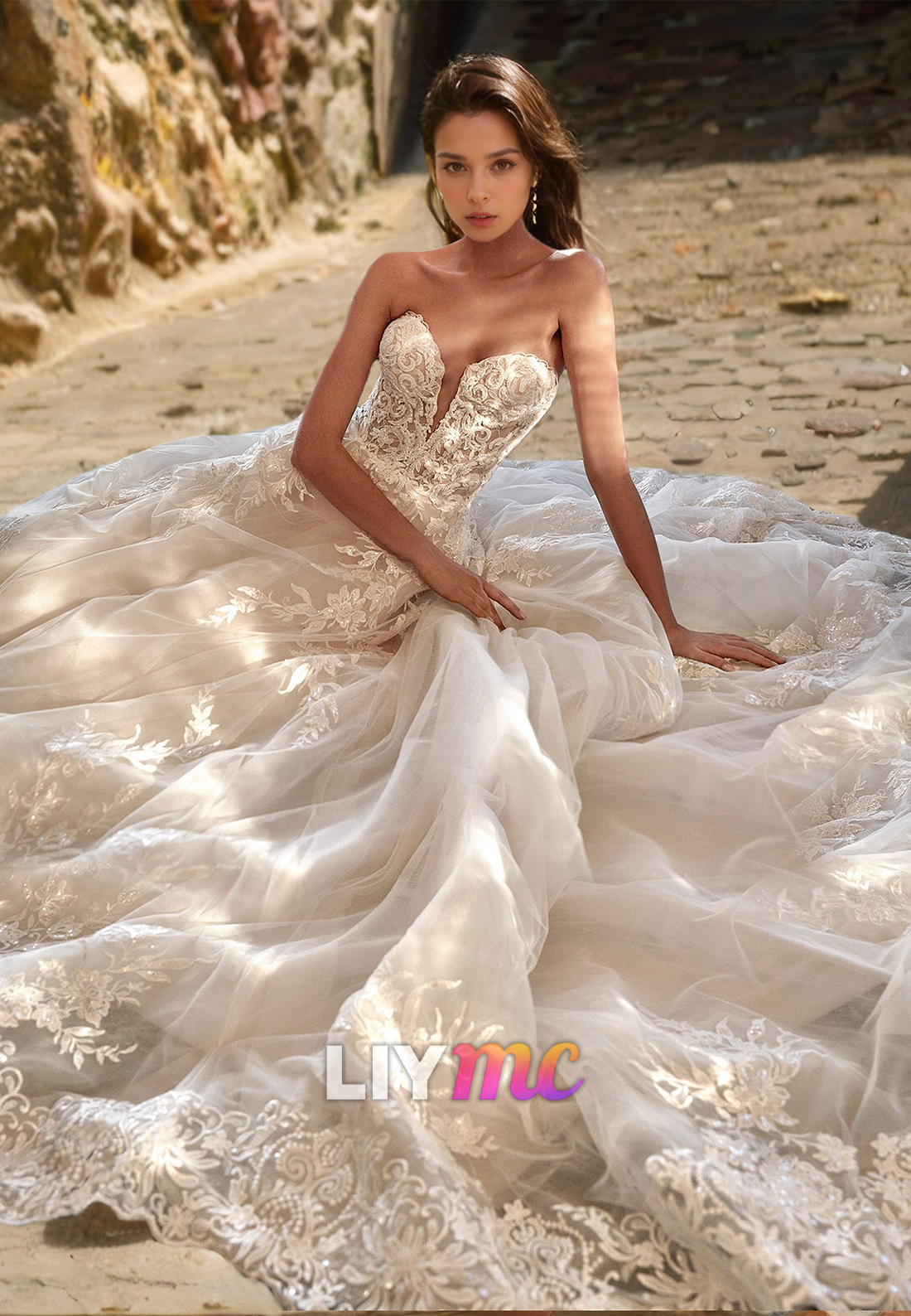 Sweetheart Strapless Lace Appliques Tulle Ball Gown Wedding Dress