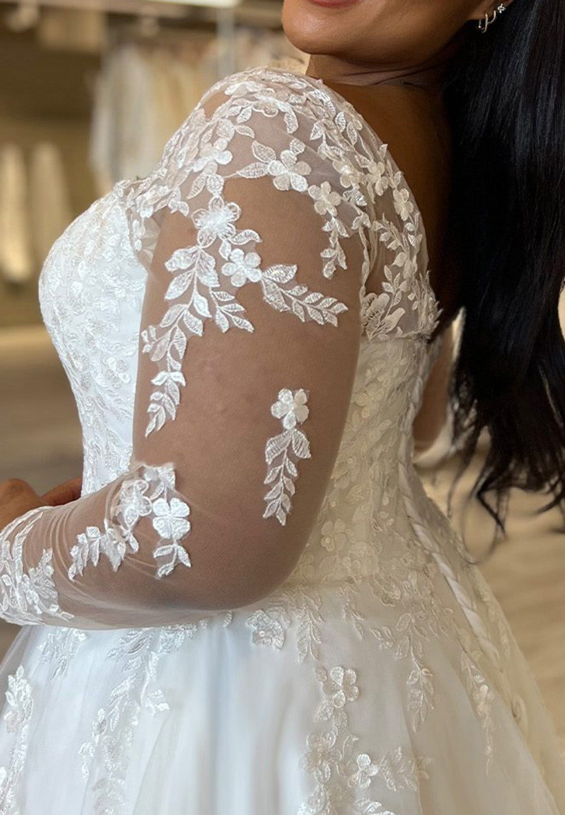 V-Neck Long Sleeves Lace Appliques Tulle Wedding Dress
