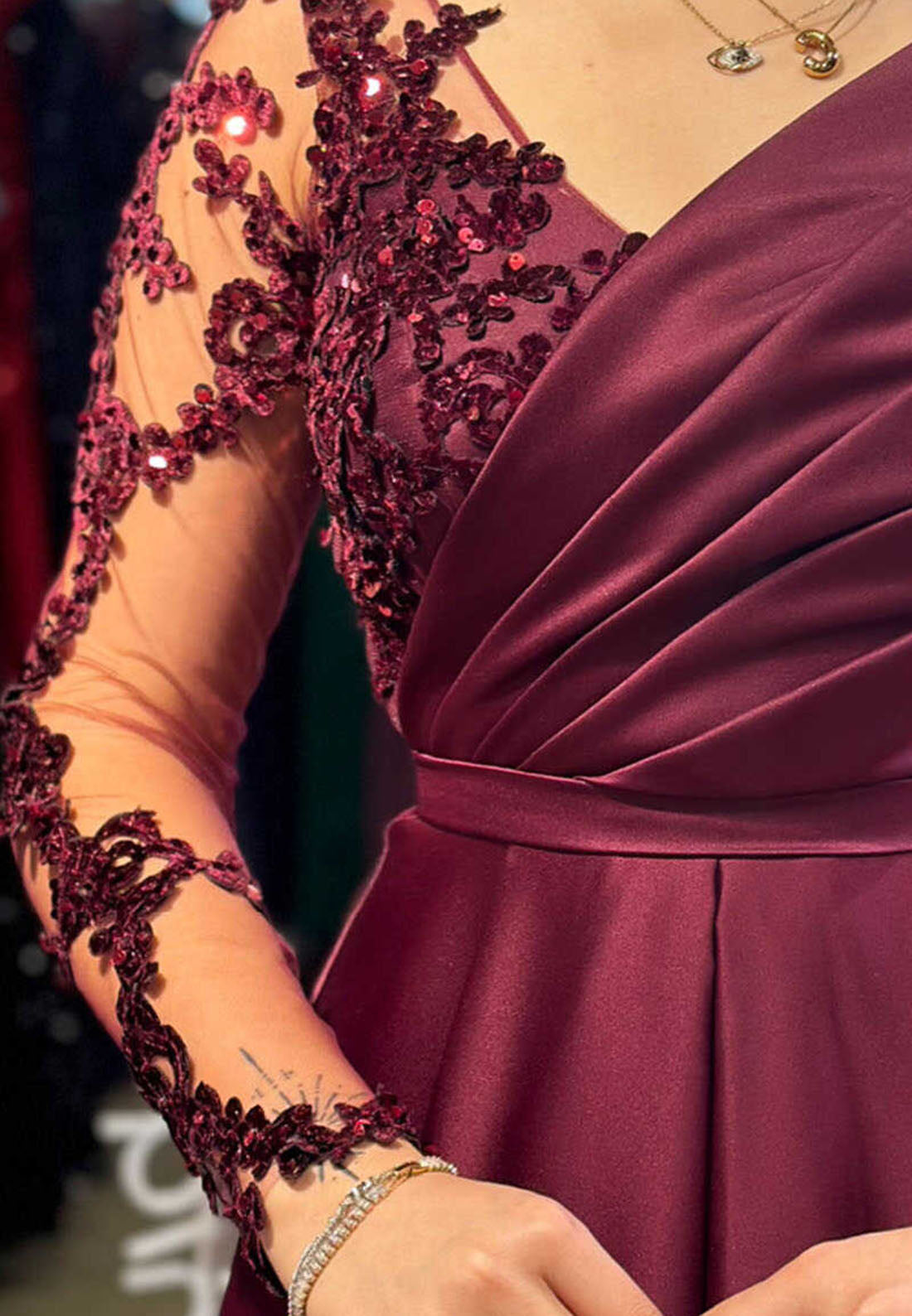 V-Neck Long Sleeves Lace Appliquess Pleated A-Line Mother of Bride Dress