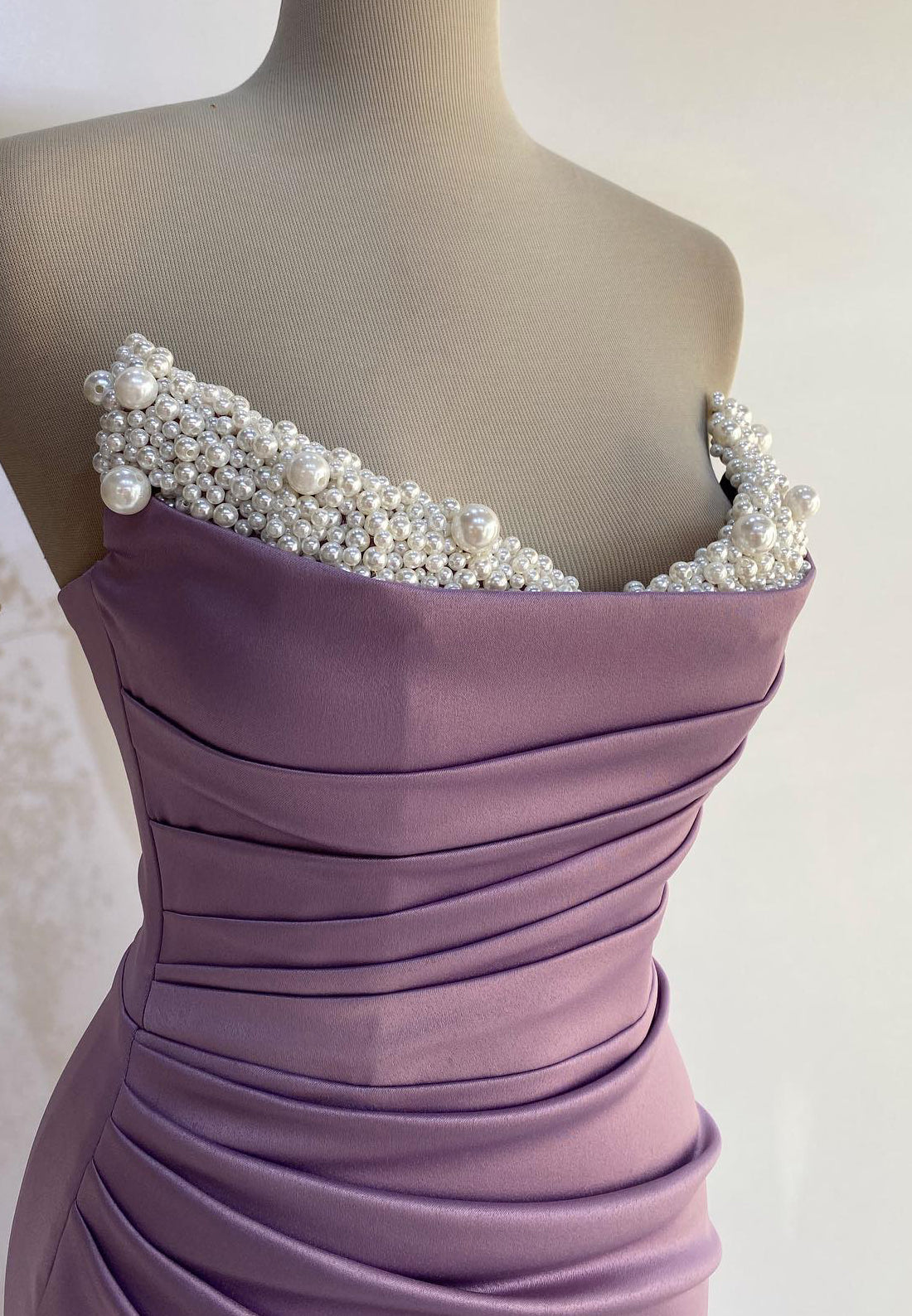 V-Neck Pearl Straplesss Pleated Side Slit Sheath Prom Dress