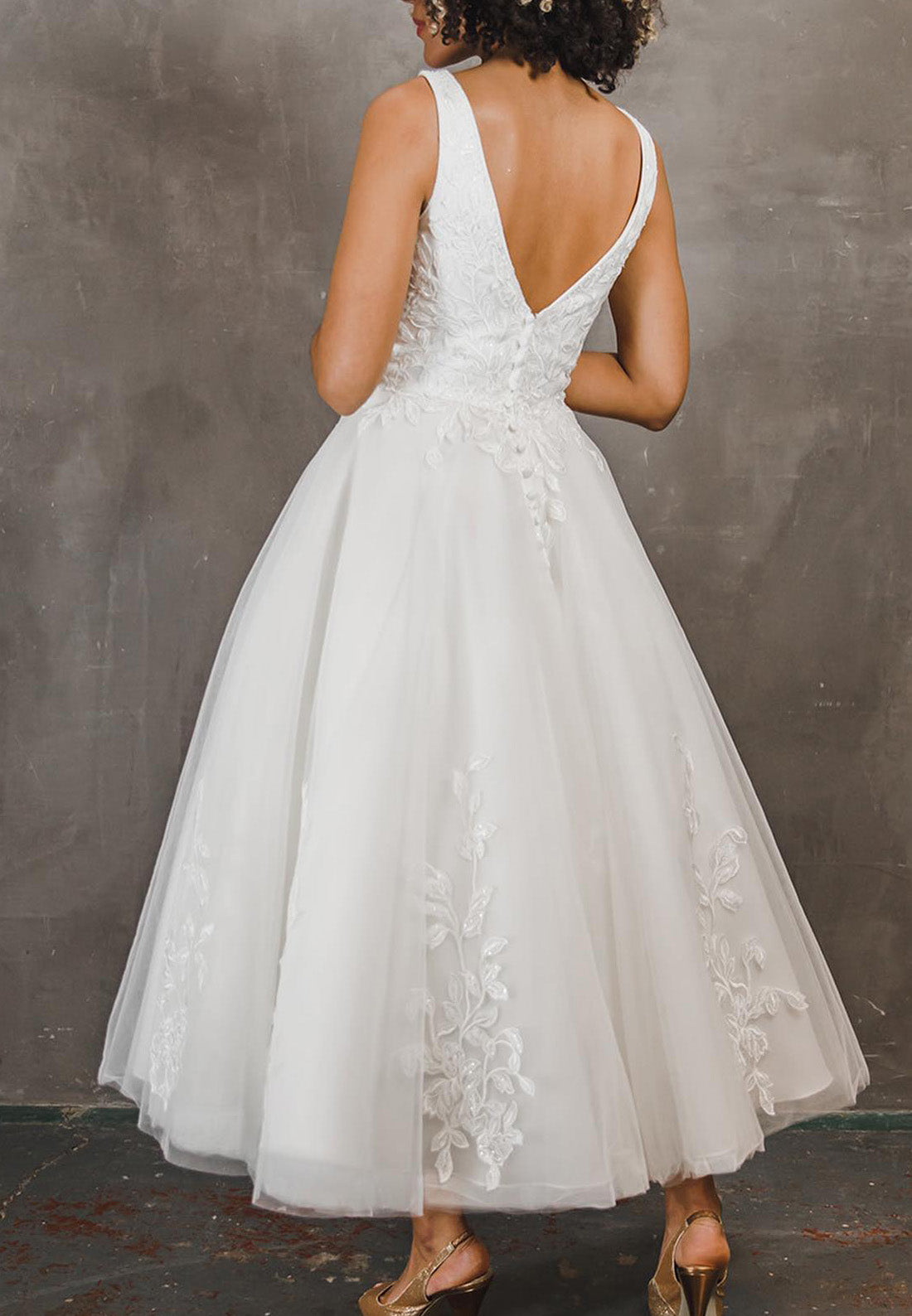 V-Neck Sleeveless Lace Appliques A-Line Midi Wedding Dress
