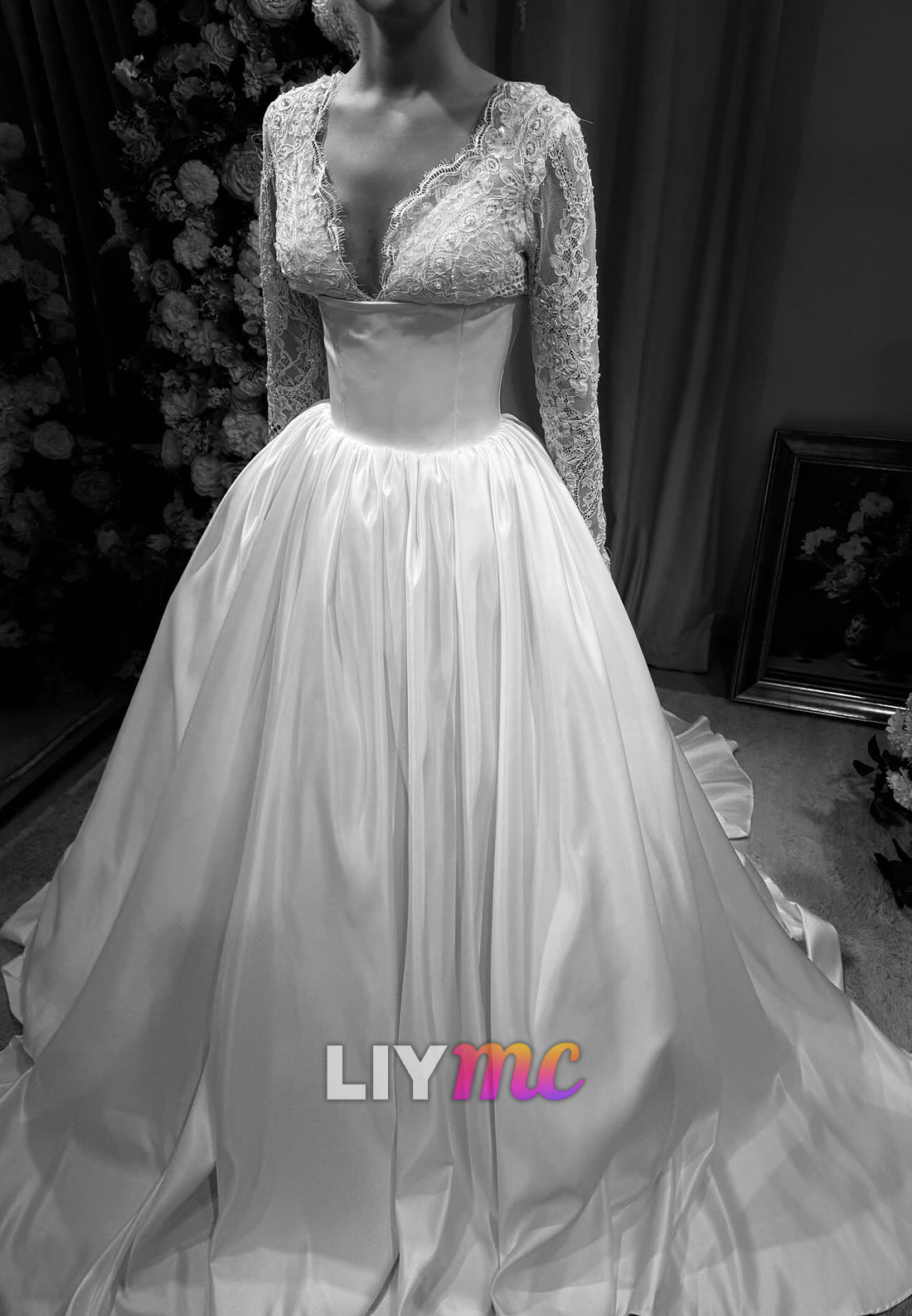 V-Neck Long Sleeves Lace Appliques A-Line Wedding Dress