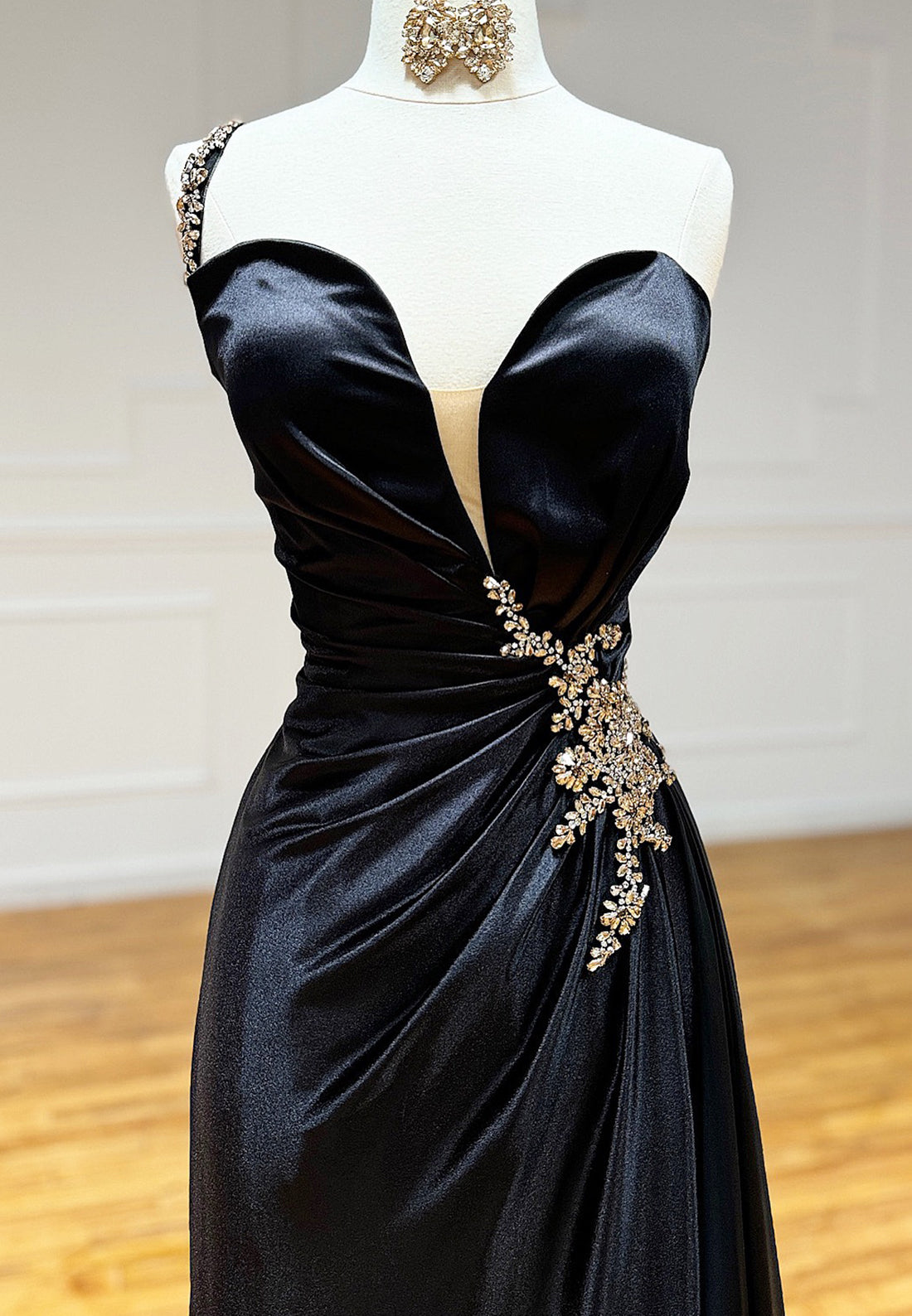 V-Neck Sleeveless Beaded Pleated Sheath Prom Dress