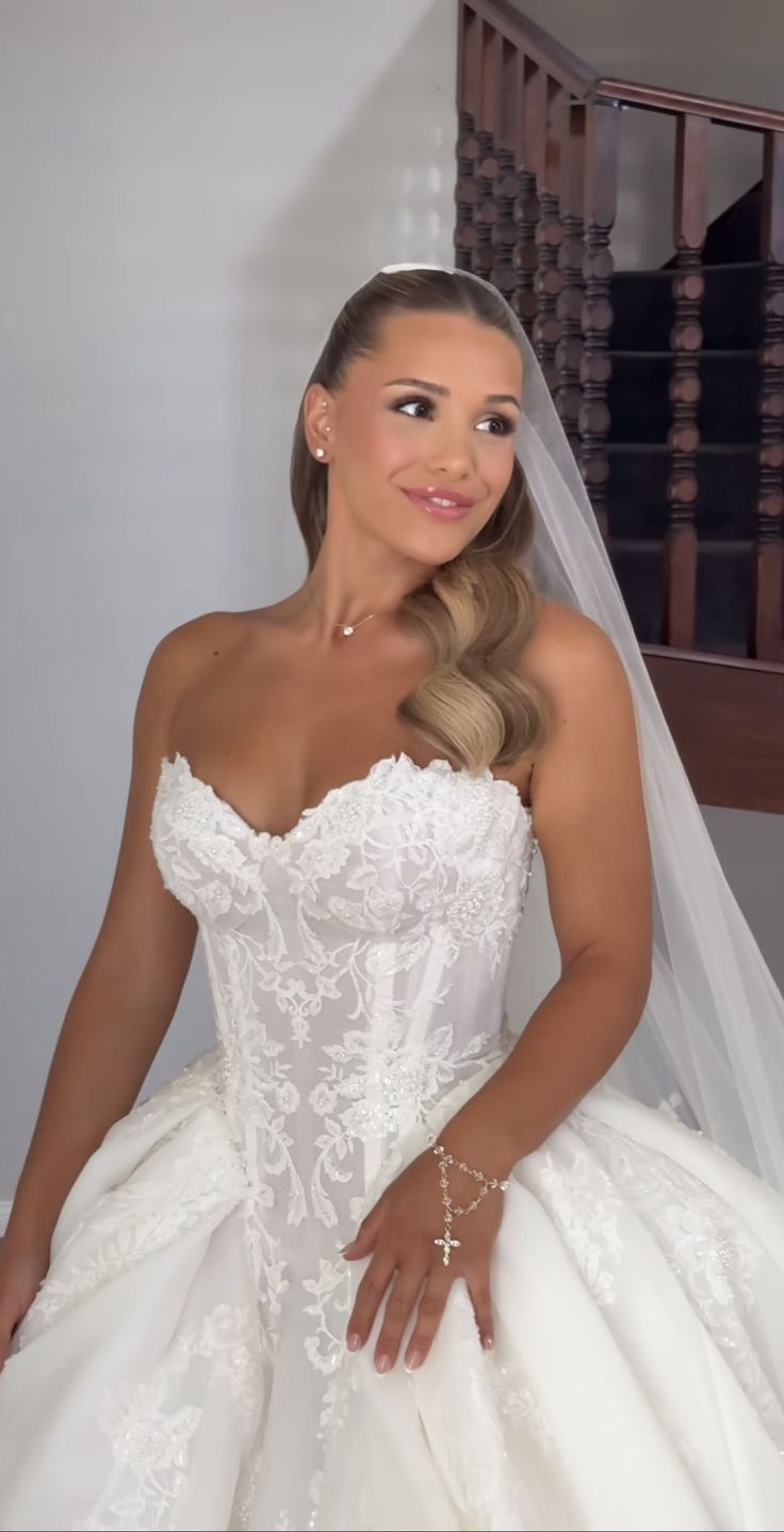 Elegant Lace Applique Sweetheart Wedding Dress A-Line Strapless Bridal Gown