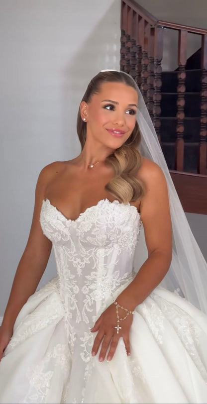 Elegant Lace Applique Sweetheart Wedding Dress A-Line Strapless Bridal Gown