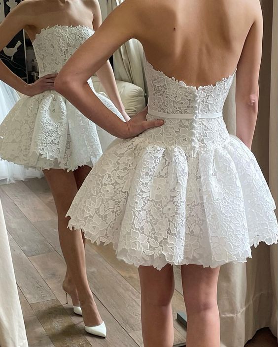 Elegant lace wedding dress for women, pleated white dress