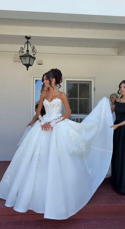 Elegant Lace Applique Sweetheart Wedding Dress A-Line Strapless Bridal Gown