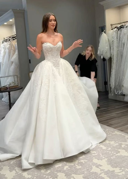 Elegant A-Line Lace Sweetheart Wedding Dress Floral Applique Bridal Gown