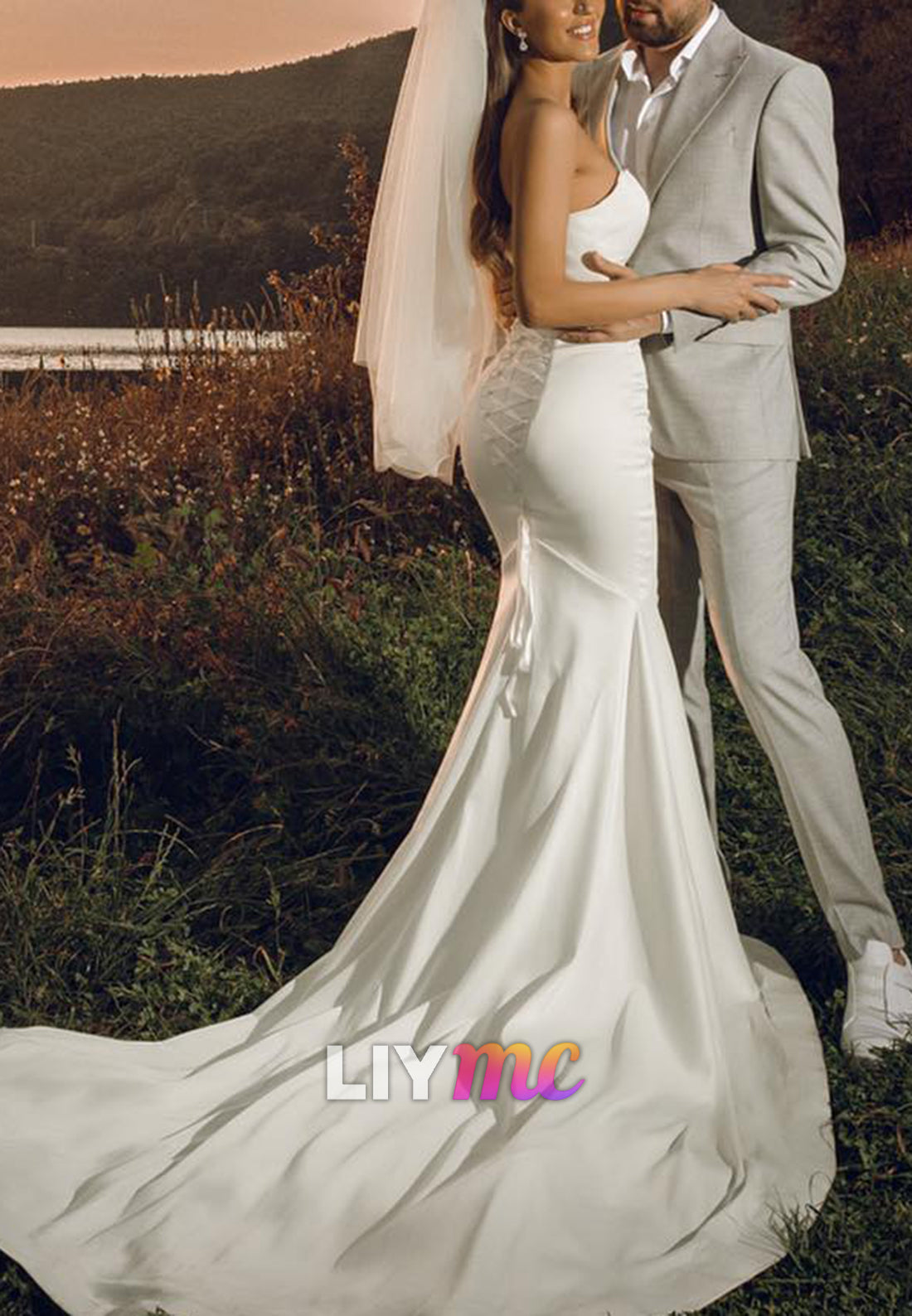 V-Neck Fitted Sleeveless Sleek Mermaid Wedding Dress