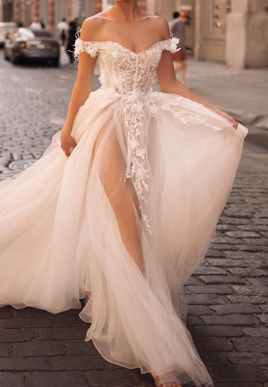 Off-Shoulder Strapless Appliques Appliques Tulle A-Line Wedding Dress
