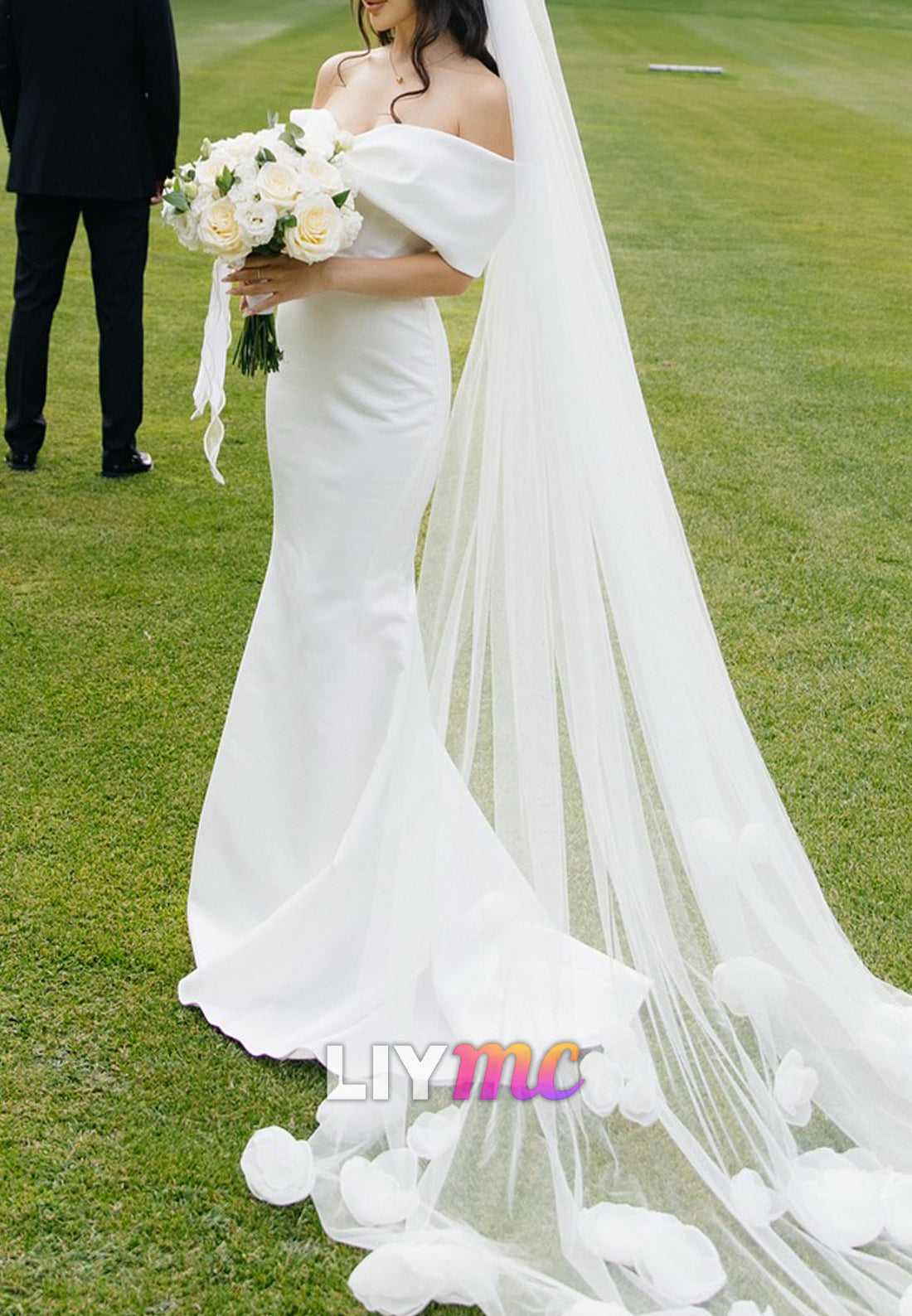 Off-Shoulder Sleeveless Fitted Mermaid Wedding Dress