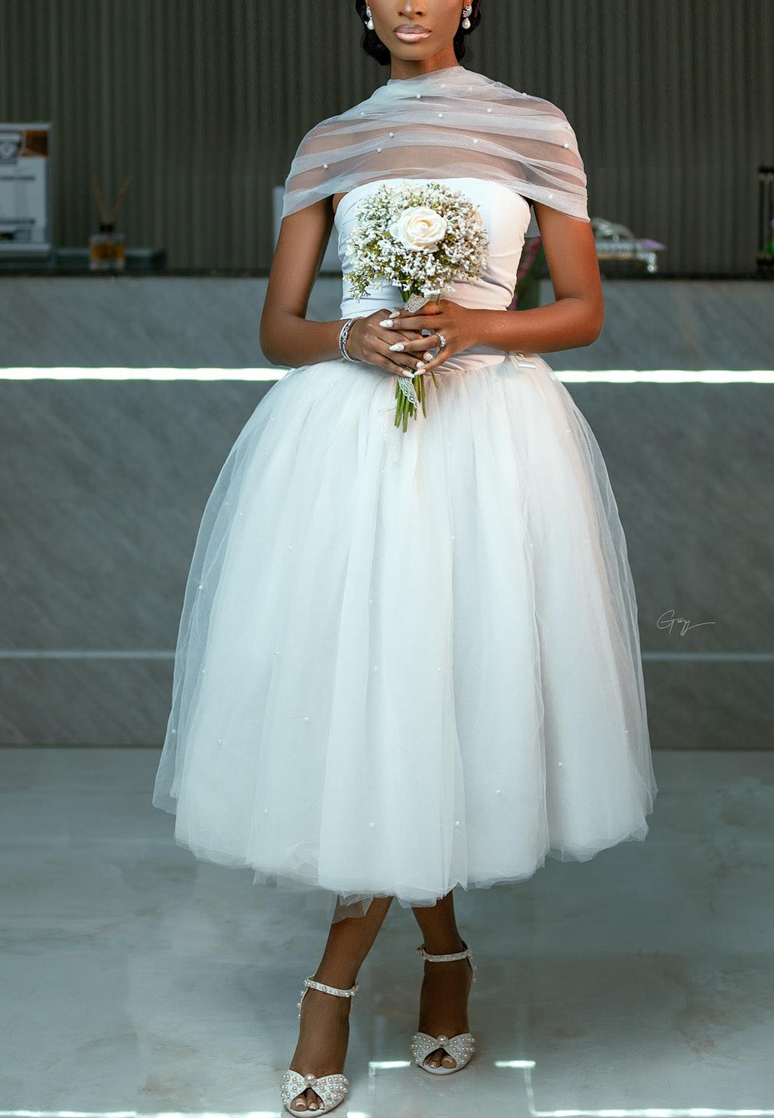 Off-Shoulder Sleeveless Tulle Ball Gown Midi Wedding Dress