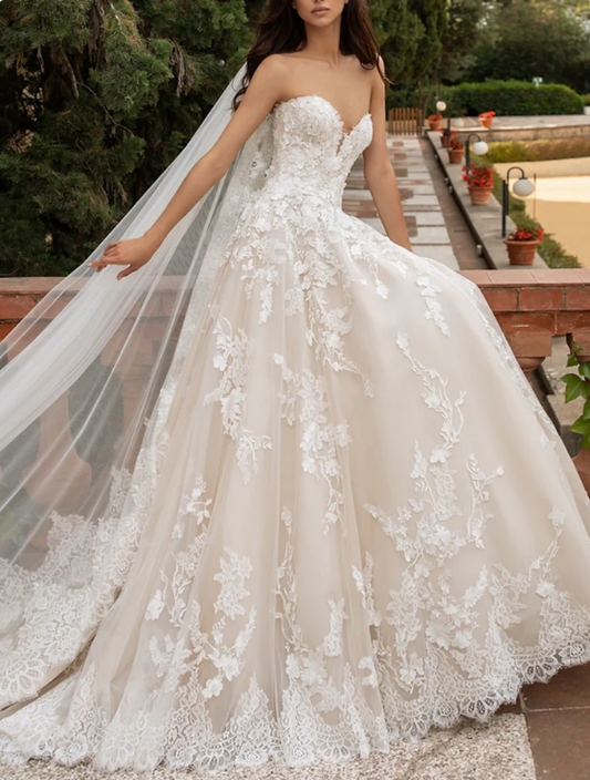 Elegant White Lace Applique Sweetheart A-Line Strapless Trailing Long Wedding Dress