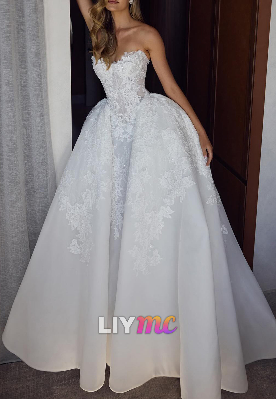 Sweetheart Corset Appliques Sleeveless A-Line Wedding Dress