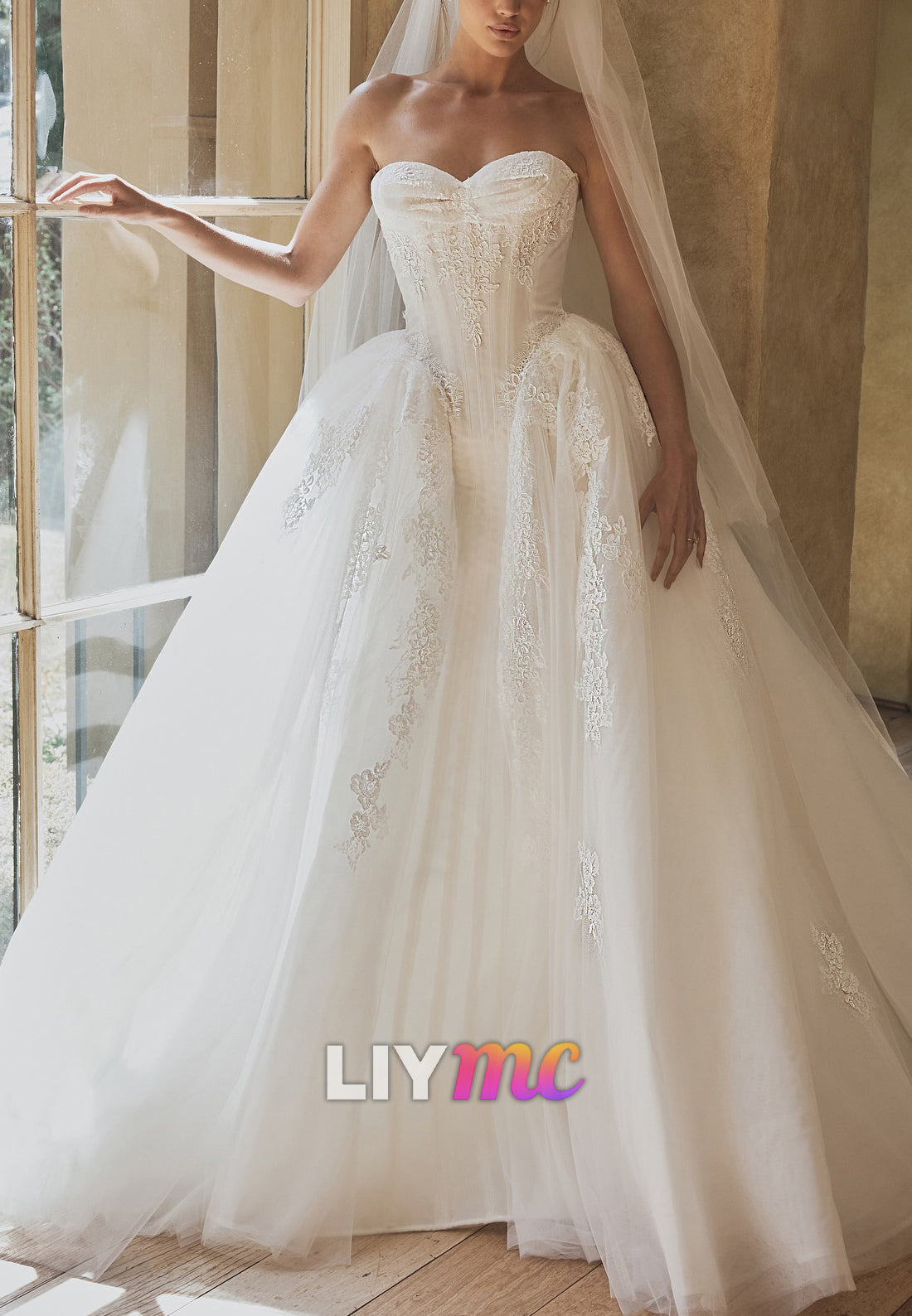 Sweetheart Sleeveless Appliques A-Line Wedding Dress