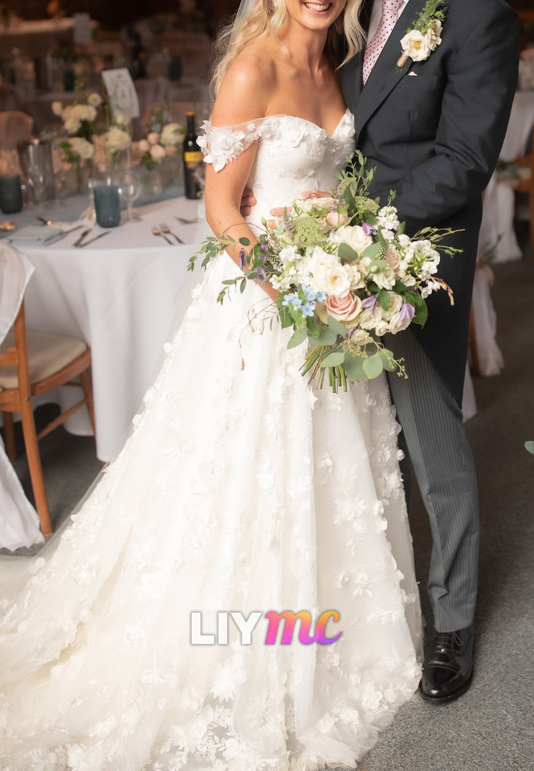 Sweetheart Sleeveless Appliques A-Line Wedding Dress