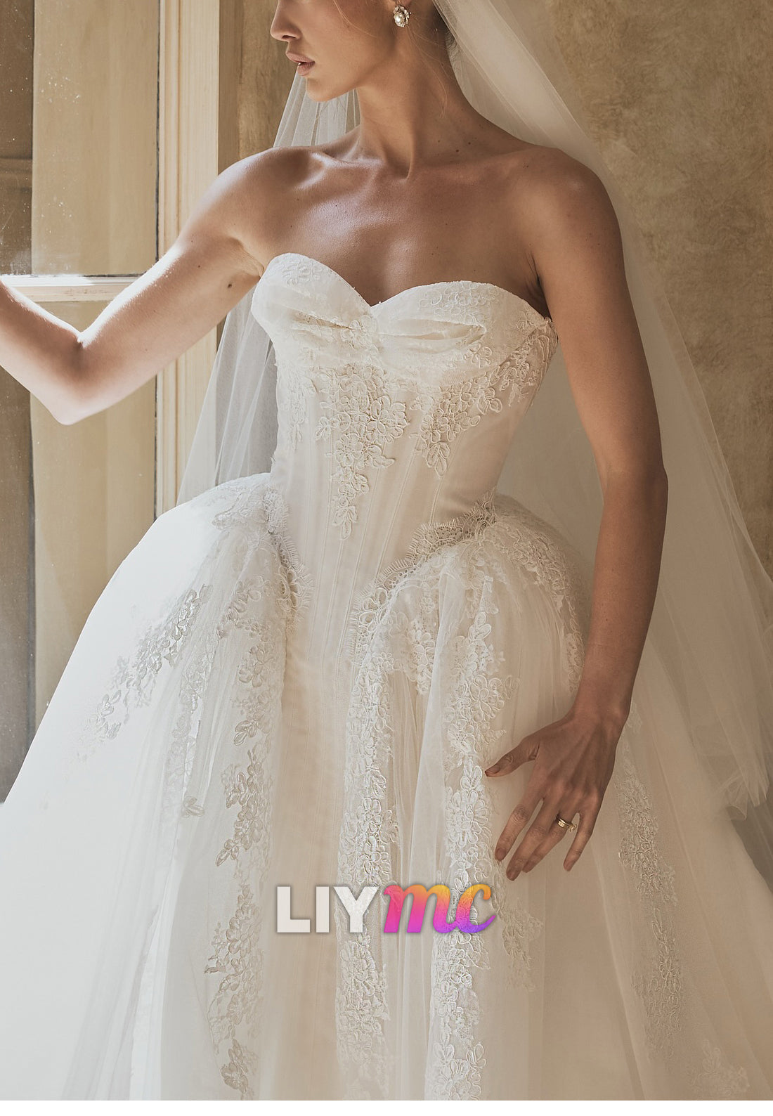 Sweetheart Sleeveless Appliques A-Line Wedding Dress