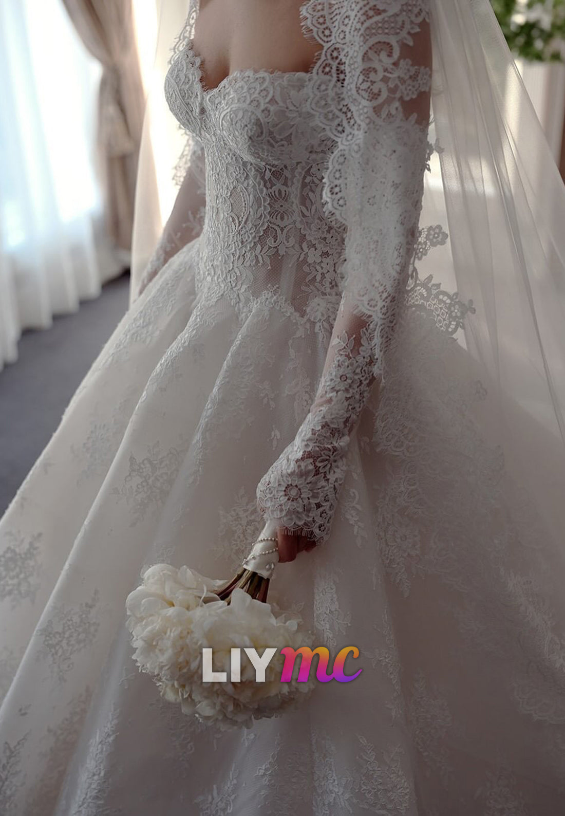 Sweetheart Sleeveless Lace Appliques A-Line Wedding Dress