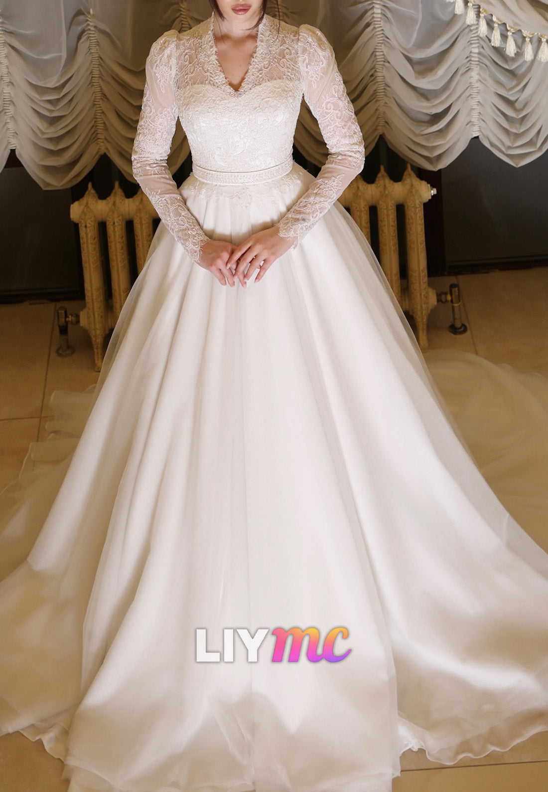 V-Neck Long Sleeeves Tulle Lace Appliques Ball Gown Wedding Dress