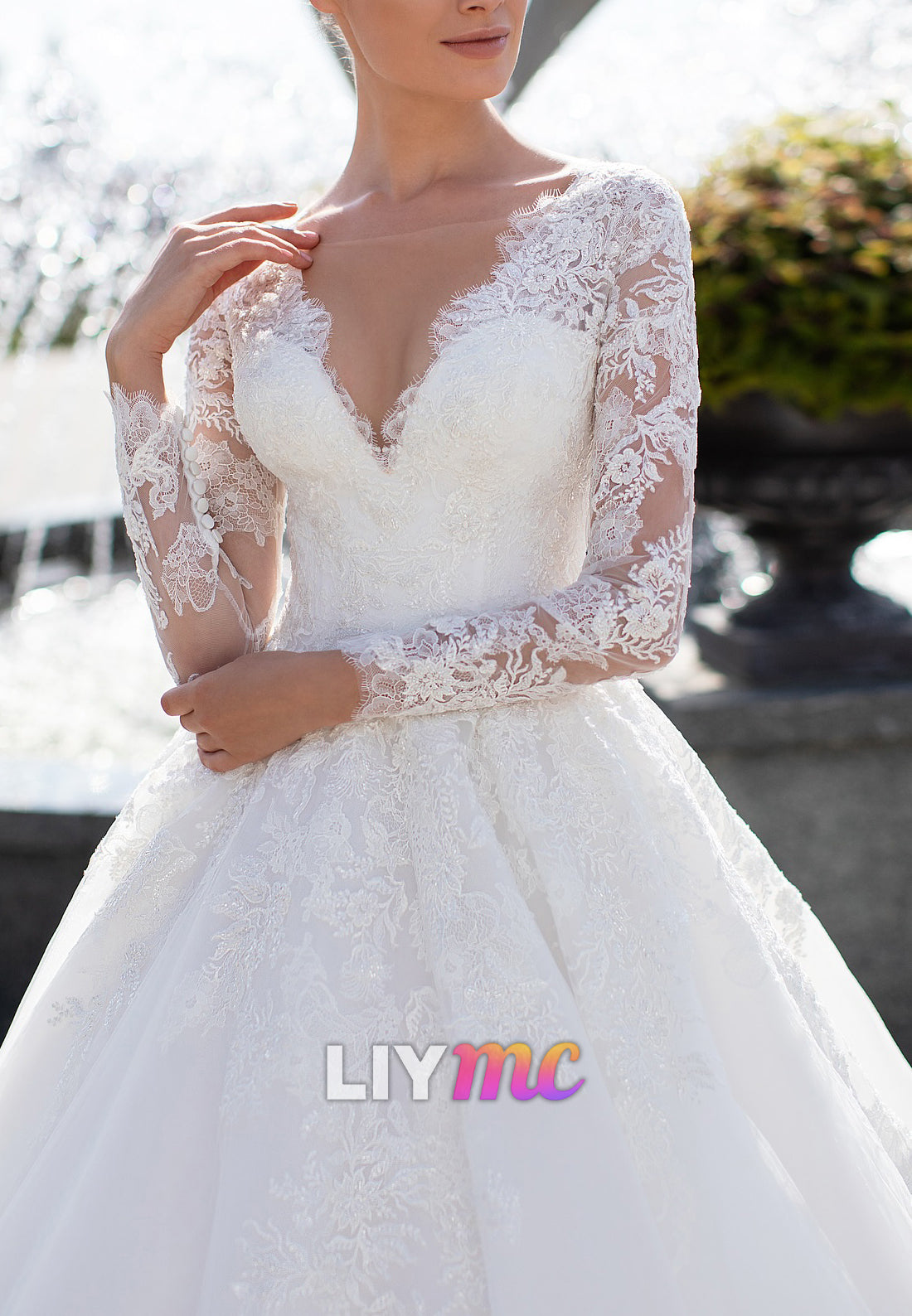 V-Neck Long Sleeves Lace Appliques Bridal Gown Wedding Dress