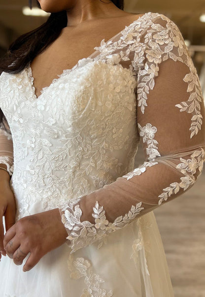 V-Neck Long Sleeves Lace Appliques Tulle Wedding Dress