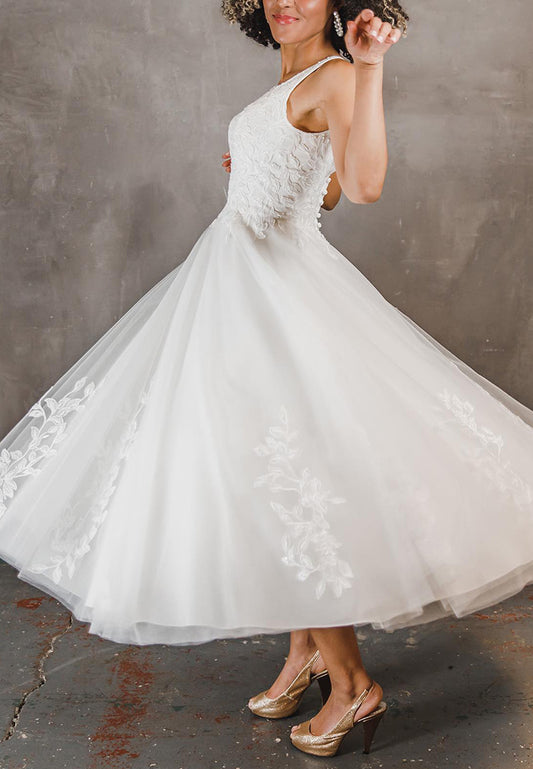V-Neck Sleeveless Lace Appliques A-Line Midi Wedding Dress