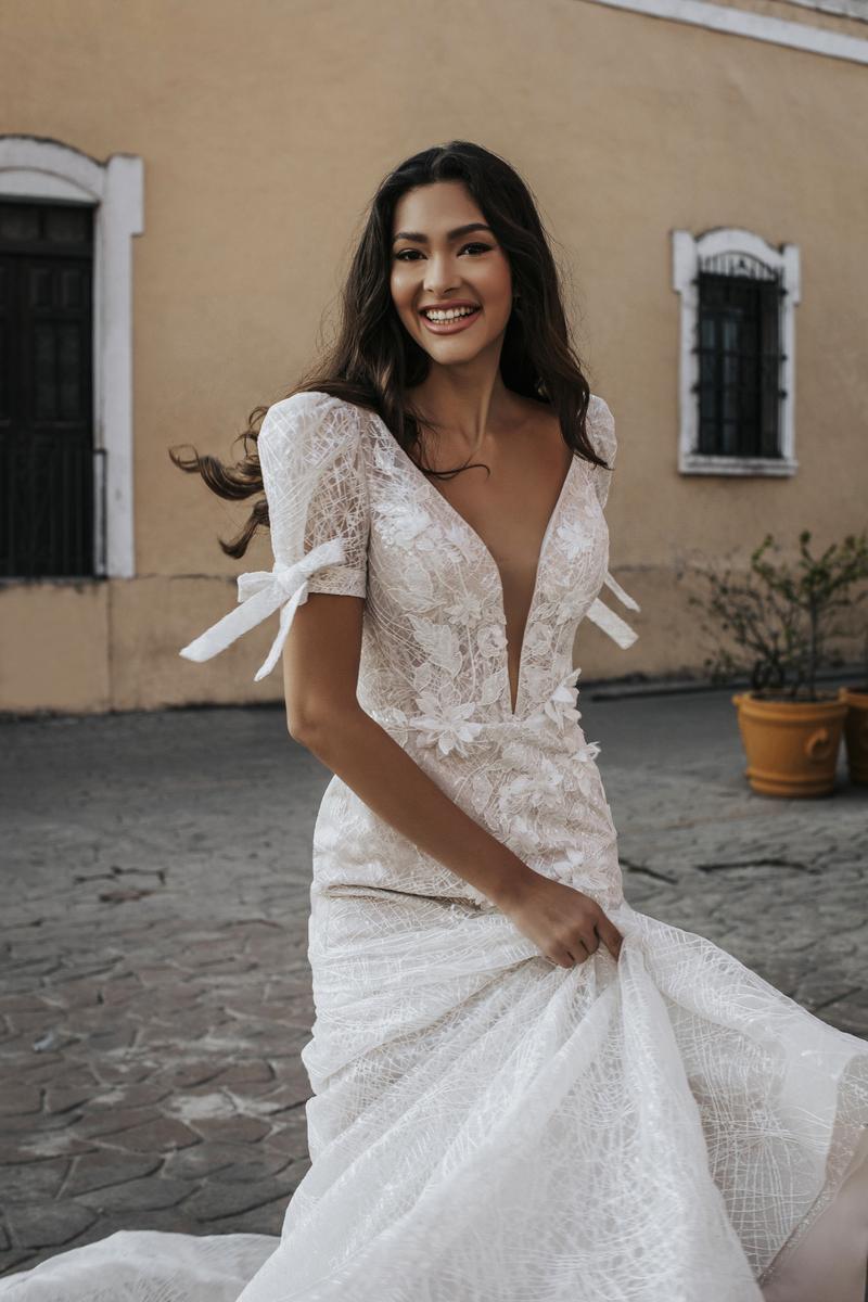 V-Neck Short Sleeves Lace Appliques Mermaid Wedding Dress