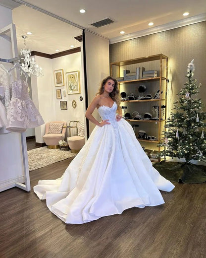 Elegant Applique Sweetheart Wedding Dress A-Line Strapless Bridal Gown