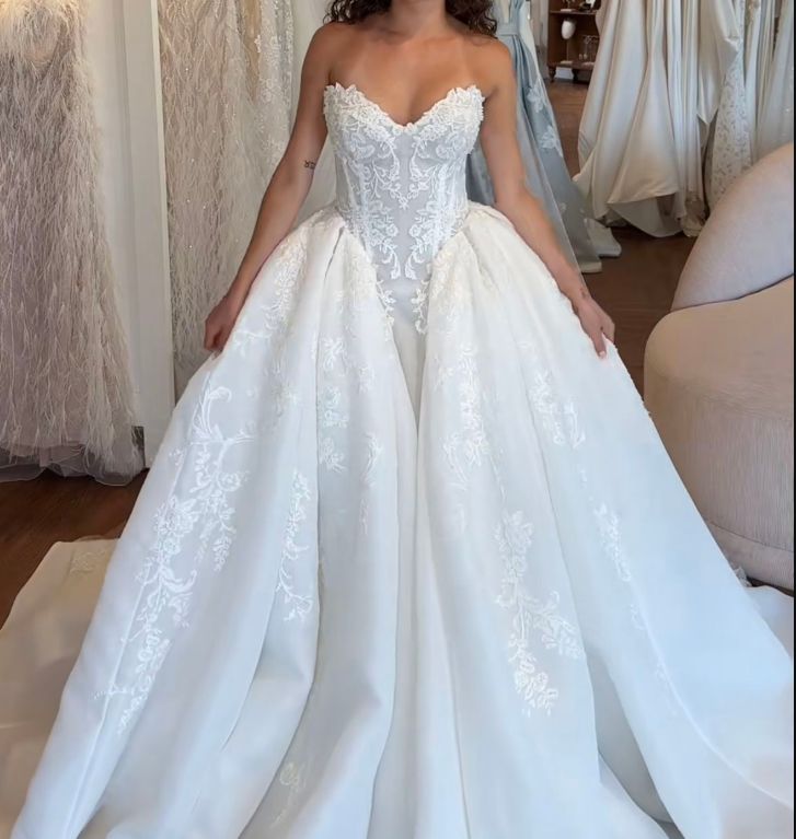 Elegant Applique Sweetheart Wedding Dress A-Line Strapless Bridal Gown