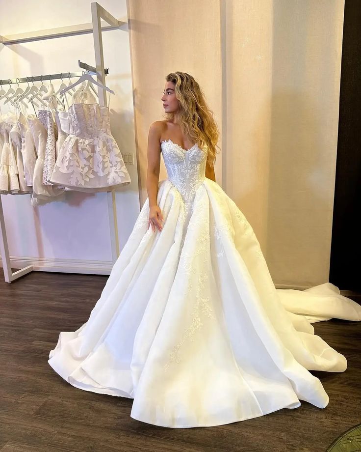 Elegant Applique Sweetheart Wedding Dress A-Line Strapless Bridal Gown