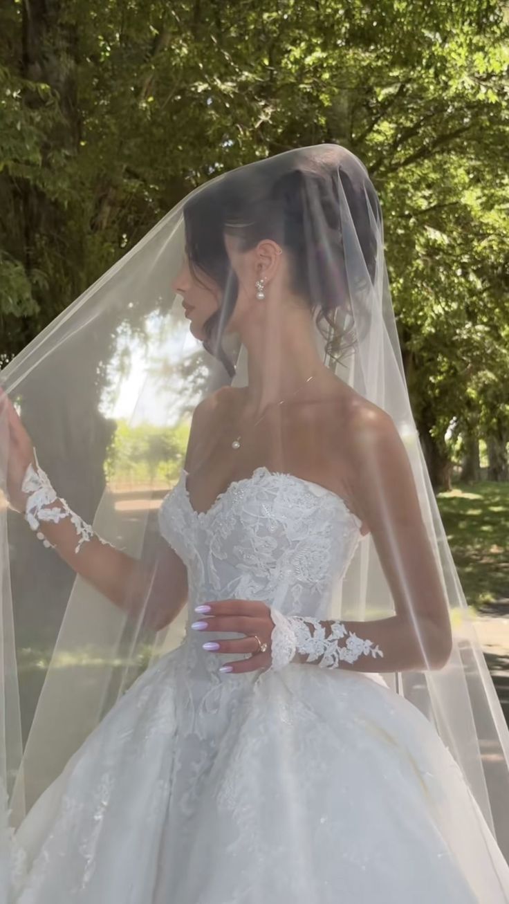 Elegant Lace Applique Sweetheart Wedding Dress A-Line Strapless Bridal Gown