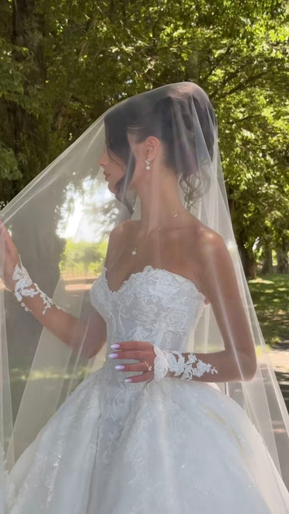 Elegant Lace Applique Sweetheart Wedding Dress A-Line Strapless Bridal Gown