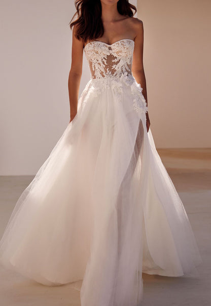 Sweetheart Strapless Appliques Tulle A-Line Beach Wedding Dress