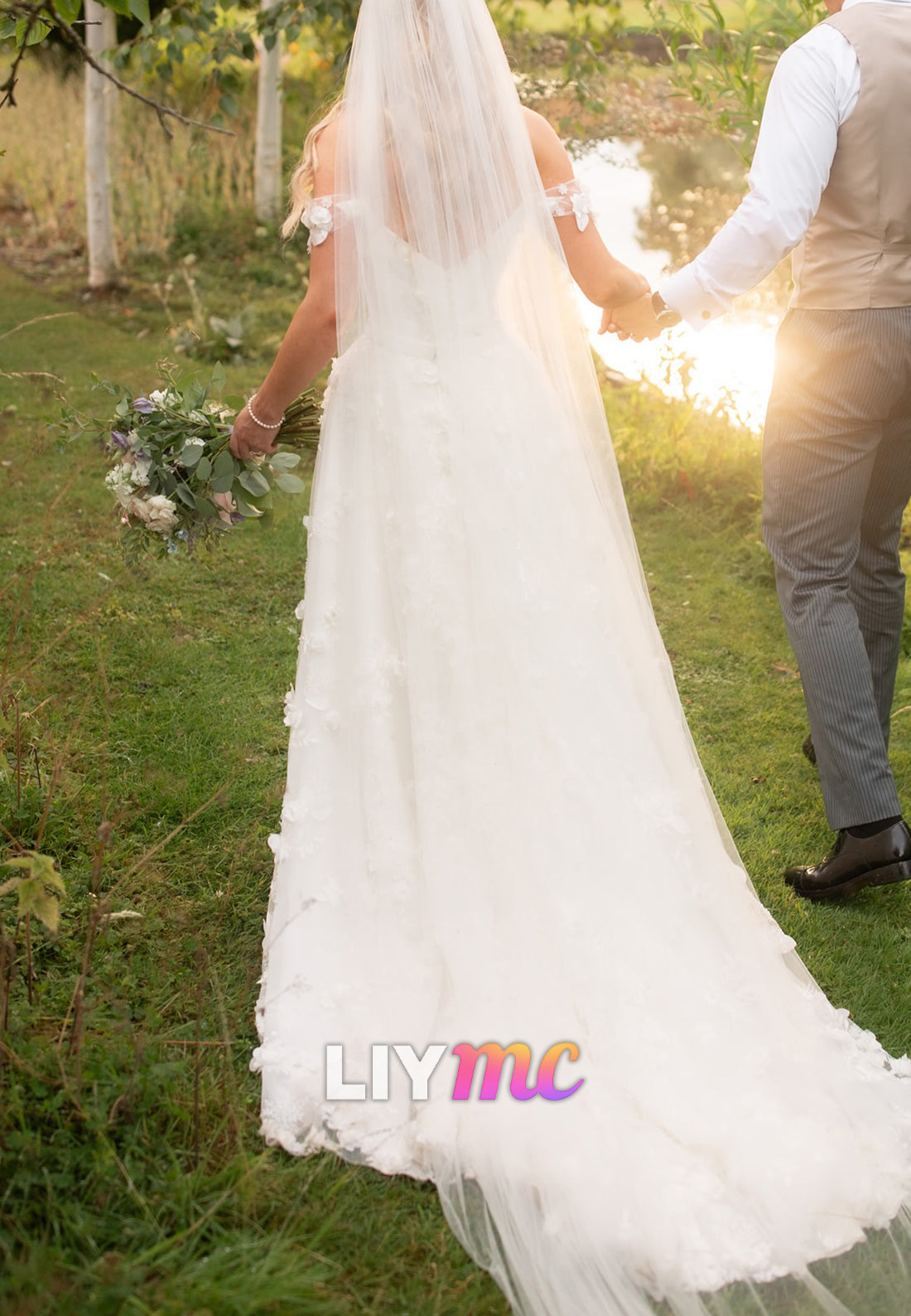 Sweetheart Sleeveless Appliques A-Line Wedding Dress